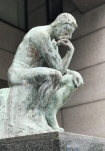 節酒ではなぜうまくいかないのかを考える人物像｜断酒という選択を象徴する思索の彫刻