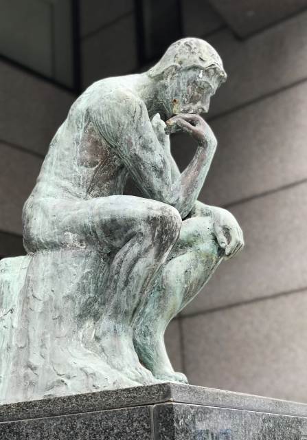 節酒ではなぜうまくいかないのかを考える人物像｜断酒という選択を象徴する思索の彫刻