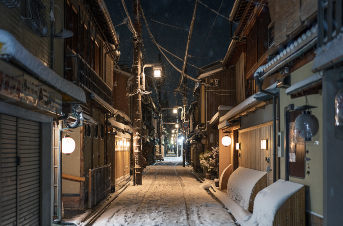 雪の降る夜の静かな路地を歩く風景（断酒1年での人生の変化と内面の静けさ）