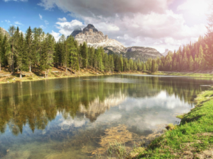 山と湖が静かに映る自然風景|内面と向き合うイメージ